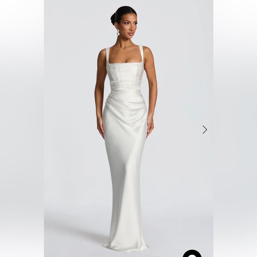 Elegant White Sleeveless Dress & Scarf